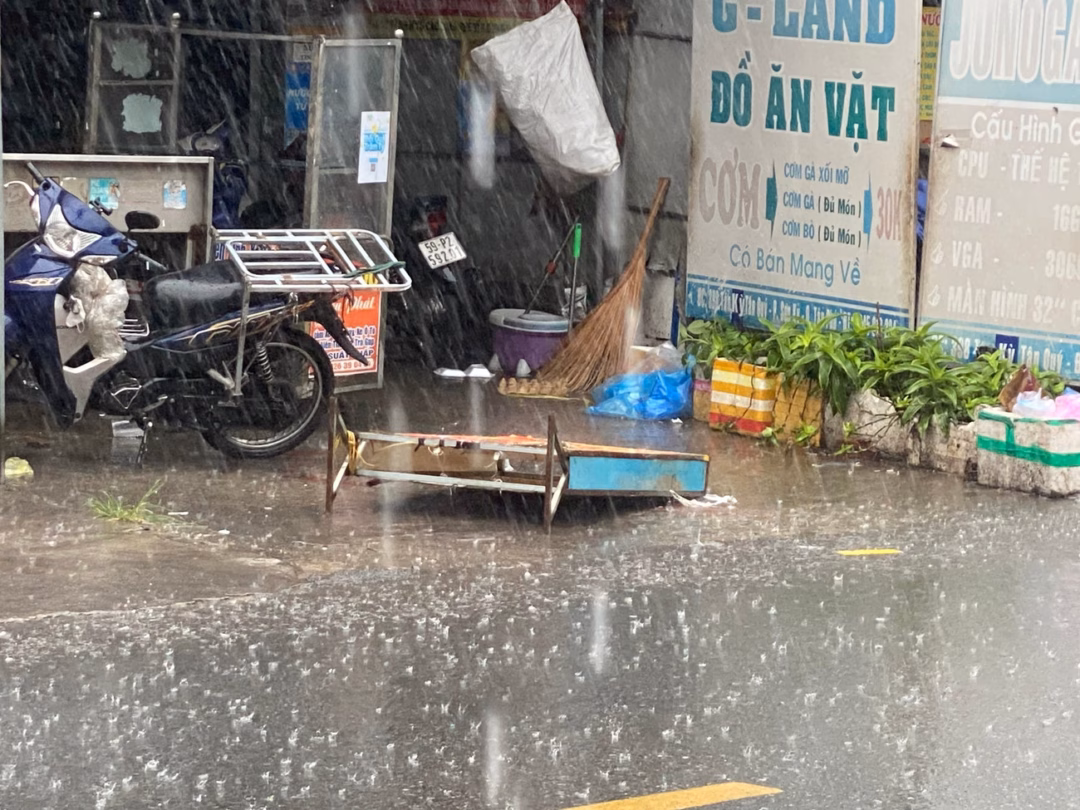 TP HCM và Nam bộ tiếp tục mưa lớn, gió mạnh