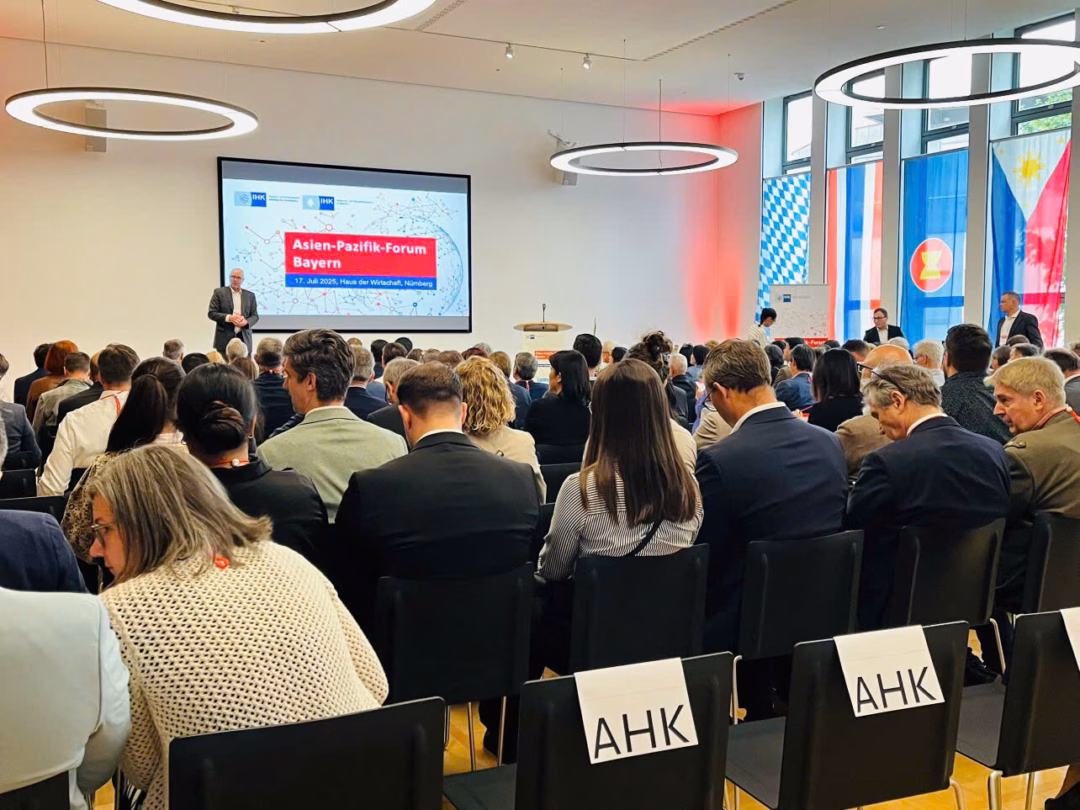 Việt Nam tham gia Diễn đàn Châu Á – Thái Bình Dương tại Bavaria Cũng trong khuôn khổ Diễn đàn, Thương vụ đã làm việc với Bộ Kinh tế, Phát triển Vùng và Năng lượng bang Bavaria, các Hiệp hội, Phòng Thương mại, Công nghiệp của bang như DIHK, IHK Munich, Hiệp hội châu Á Thái Bình Dương của Đức OAV, Cơ quan Xúc tiến Đầu tư Liên bang Đức GTAI…