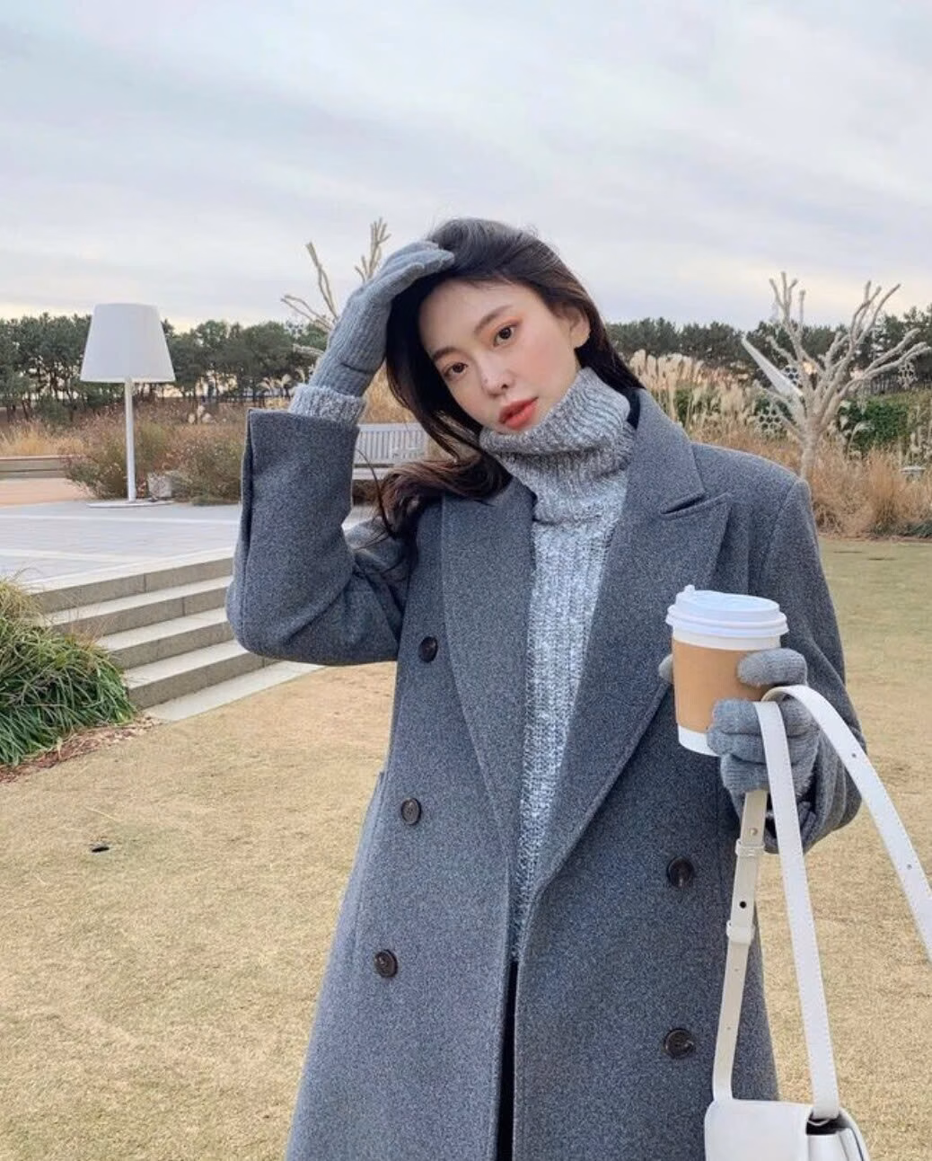 6 Loại Quần Áo Có Thể Hỏng Tủ Đồ Của Bạn Và Cách Lựa Chọn Thay Thế Dù rất thời trang nhưng áo len cổ lọ không phải lúc nào cũng tiện dụng. Với thiết kế ôm sát phần cổ, loại áo này có thể khiến người mặc cảm thấy bí bách, đặc biệt trong những lúc phải di chuyển, vận động nhiều. Ngoài ra, không phải ai cũng phù hợp với phom dáng của áo cổ lọ người có cổ ngắn hoặc vóc dáng thấp bé đôi khi sẽ cảm thấy kiểu áo này khiến họ trông nặng nề hơn.