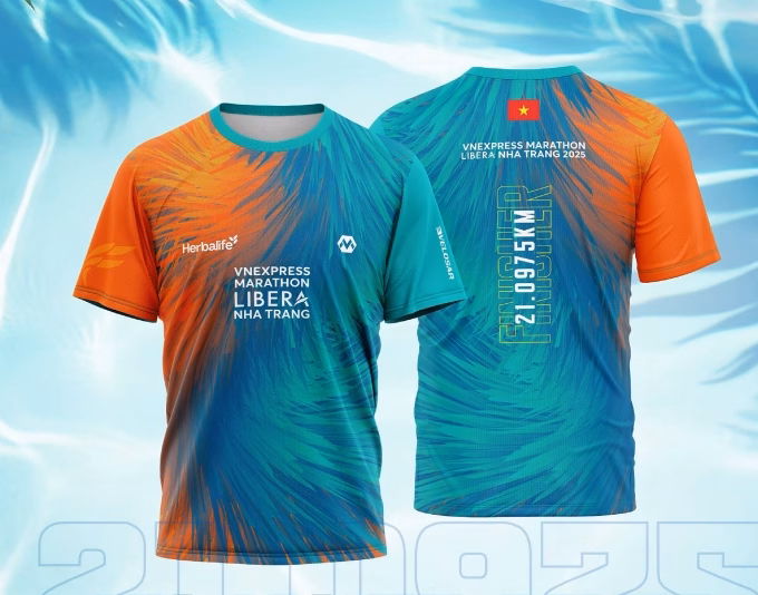 Bật mí mẫu áo đấu và finisher của VnExpress Marathon Libera Nha Trang 2025 Áo finisher cự ly 21km. Ảnh: VM