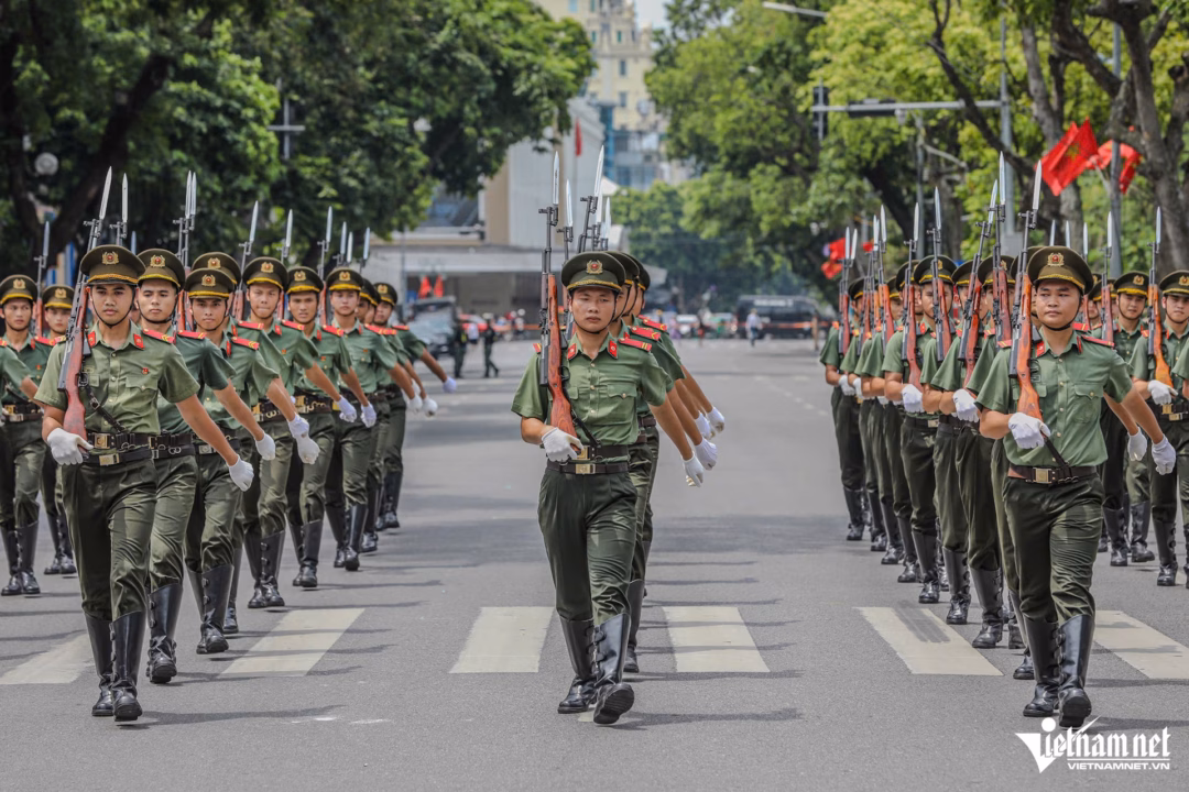 Cảnh vệ trình diễn nghiệp vụ tại hồ Hoàn Kiếm