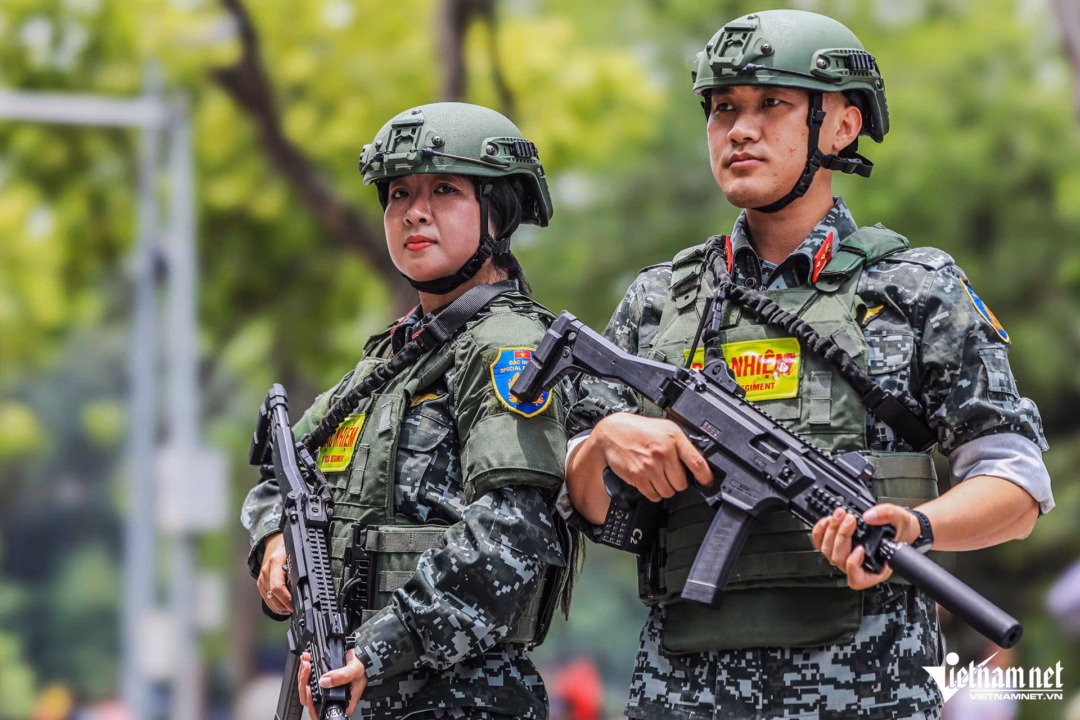 Cảnh vệ trình diễn nghiệp vụ tại hồ Hoàn Kiếm