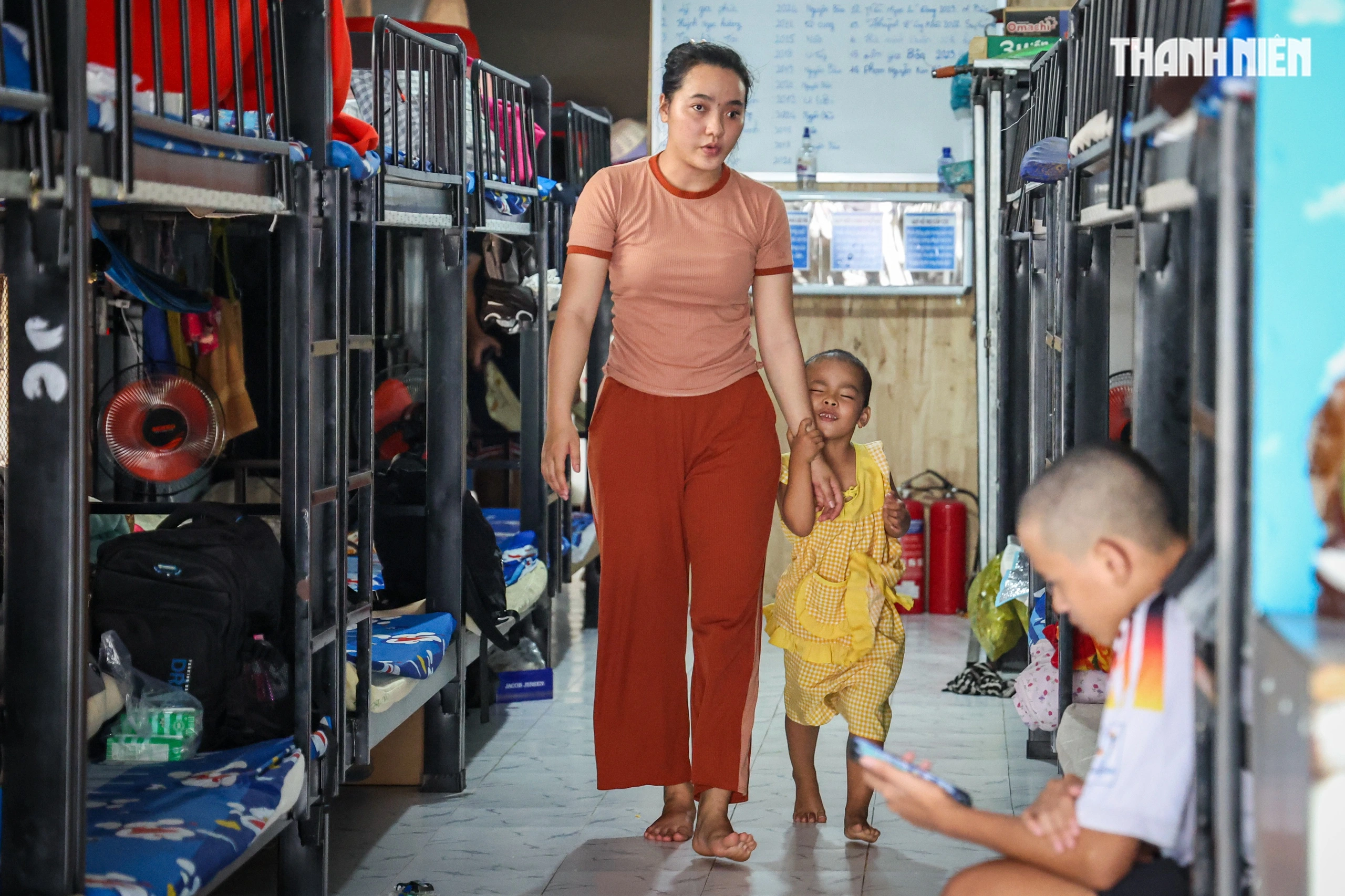 Mới 4 tuổi nhưng cháu Ngọc rất hiểu chuyện và thương ba mẹ