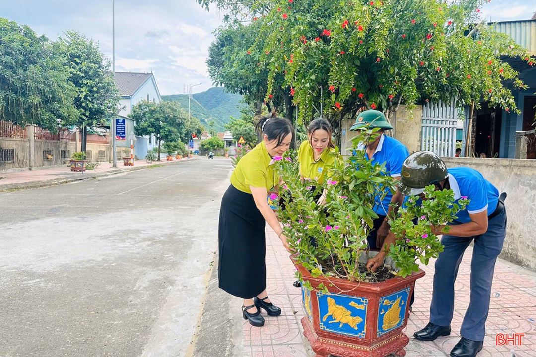 Hà Tĩnh: Phường Hoành Sơn sôi nổi phong trào thi đua chào mừng Đại hội Đảng Tuyến đường hoa dâng Đảng của Hội LHPN phường Hoành Sơn.