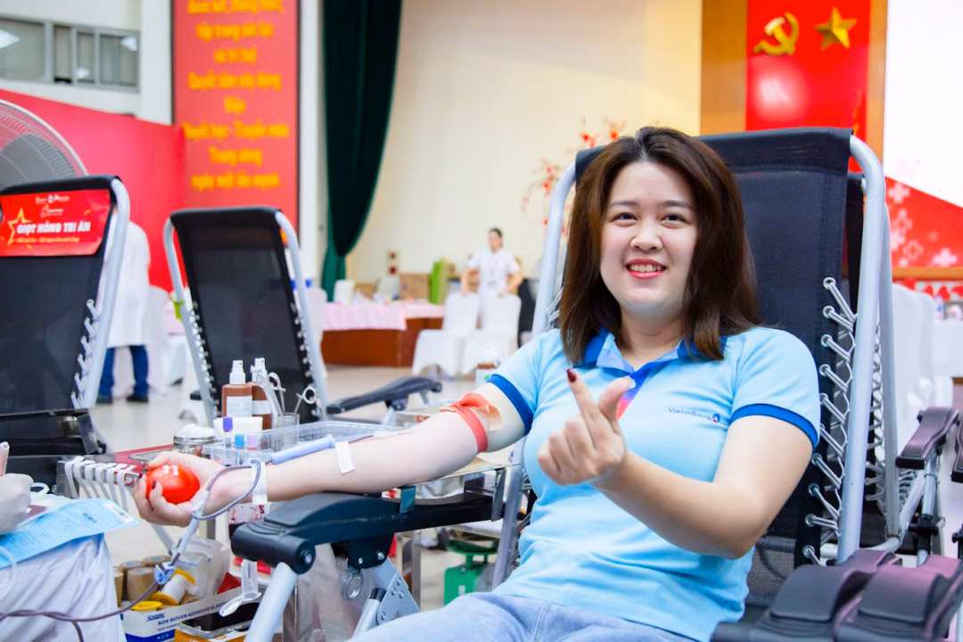 Hàng nghìn thanh niên Chính phủ tham gia hiến máu “Giọt hồng yêu thương” Chị Nguyễn Huyền Trang hân hoan lưu lại khoảnh khắc ý nghĩa khi được thực hiện nghĩa cử cao đẹp.
