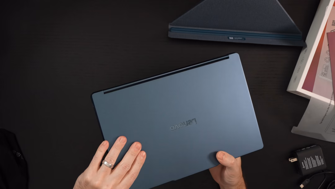 Lenovo Yoga Book 9i Gen 10 – Ultrabook hai màn hình OLED ấn tượng Lenovo Yoga Book 9i Gen 10 không đem lại cảm giác cấn tay như Ultrabook gập 360 độ thông thường