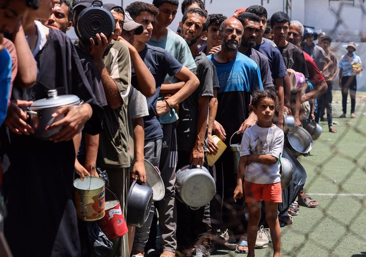 Mối quan hệ Mỹ – Israel căng thẳng vì xung đột Gaza Người Palestine chờ nhận thức ăn tại một bếp ăn từ thiện ở Nuseirat, Dải Gaza hôm 20-7 - Ảnh: REUTERS