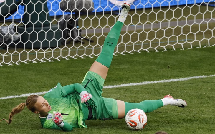 Thủ môn tuyển nữ Anh: Từ chứng lác mắt đến người hùng Euro 2025 Thủ môn Hampton: Từ cô bé mắt lác đến người hùng tuyển Anh - Ảnh 2.