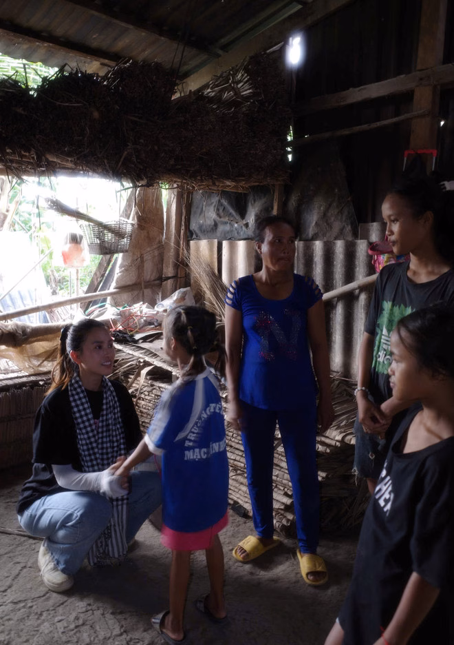 Tiểu Vy ấm áp bên em Khmer