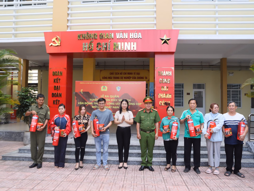 Đội Cảnh sát CC&CNCH KV2 tặng quà thiết thực cho người dân P.Thủ Đức