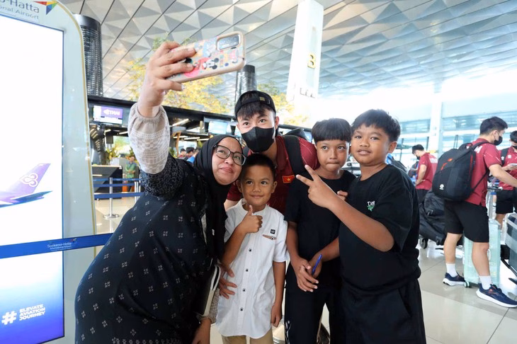 U23 Việt Nam giành chức vô địch, được người dân Indonesia ủng hộ tại sân bay Văn Trường chụp hình cùng người hâm mộ Indonesia tại sân bay Jakarta - Ảnh: ANH KHOA