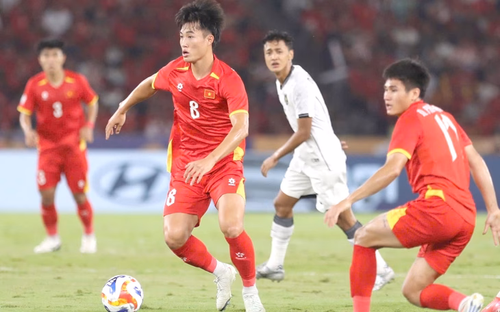 U23 Việt Nam giành chức vô địch, được người dân Indonesia ủng hộ tại sân bay Người hâm mộ Indonesia 'vây' U23 Việt Nam tại sân bay Jakarta - Ảnh 3.