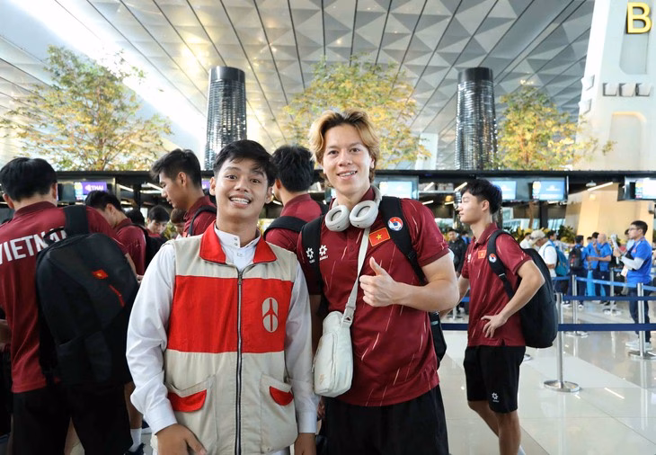 U23 Việt Nam giành chức vô địch, được người dân Indonesia ủng hộ tại sân bay Ngôi sao Việt kiều Nga Viktor Lê chụp ảnh với người hâm mộ Indonesia tại sân bay Jakarta - Ảnh: ANH KHOA