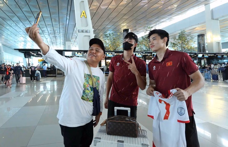 U23 Việt Nam giành chức vô địch, được người dân Indonesia ủng hộ tại sân bay Người hâm mộ Indonesia 'vây' U23 Việt Nam tại sân bay Jakarta - Ảnh 2.