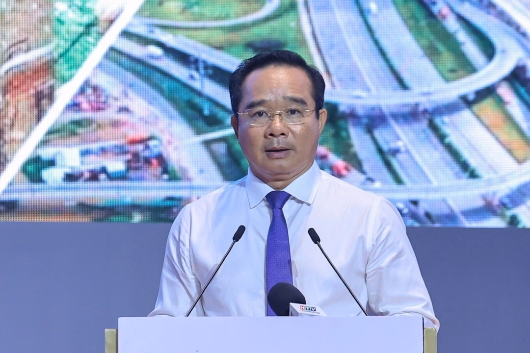 TPHCM muốn chỉ định nhà đầu tư cho dự án chiến lược và lập khu thương mại tự do Thủ tướng tham quan khu vực trưng bày hình ảnh mô phỏng Trung tâm Tài chính quốc tế tại TPHCM vào sáng 2/8 (Ảnh: Ngọc Tân).
