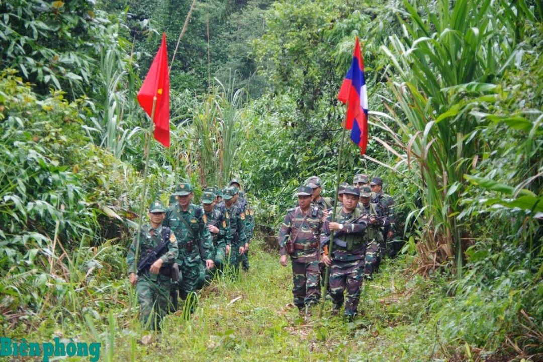 Tuần tra song phương Việt Nam – Lào bảo vệ đường biên giới Lực lượng tuần tra vượt đèo dốc. Ảnh: Hải Thượng