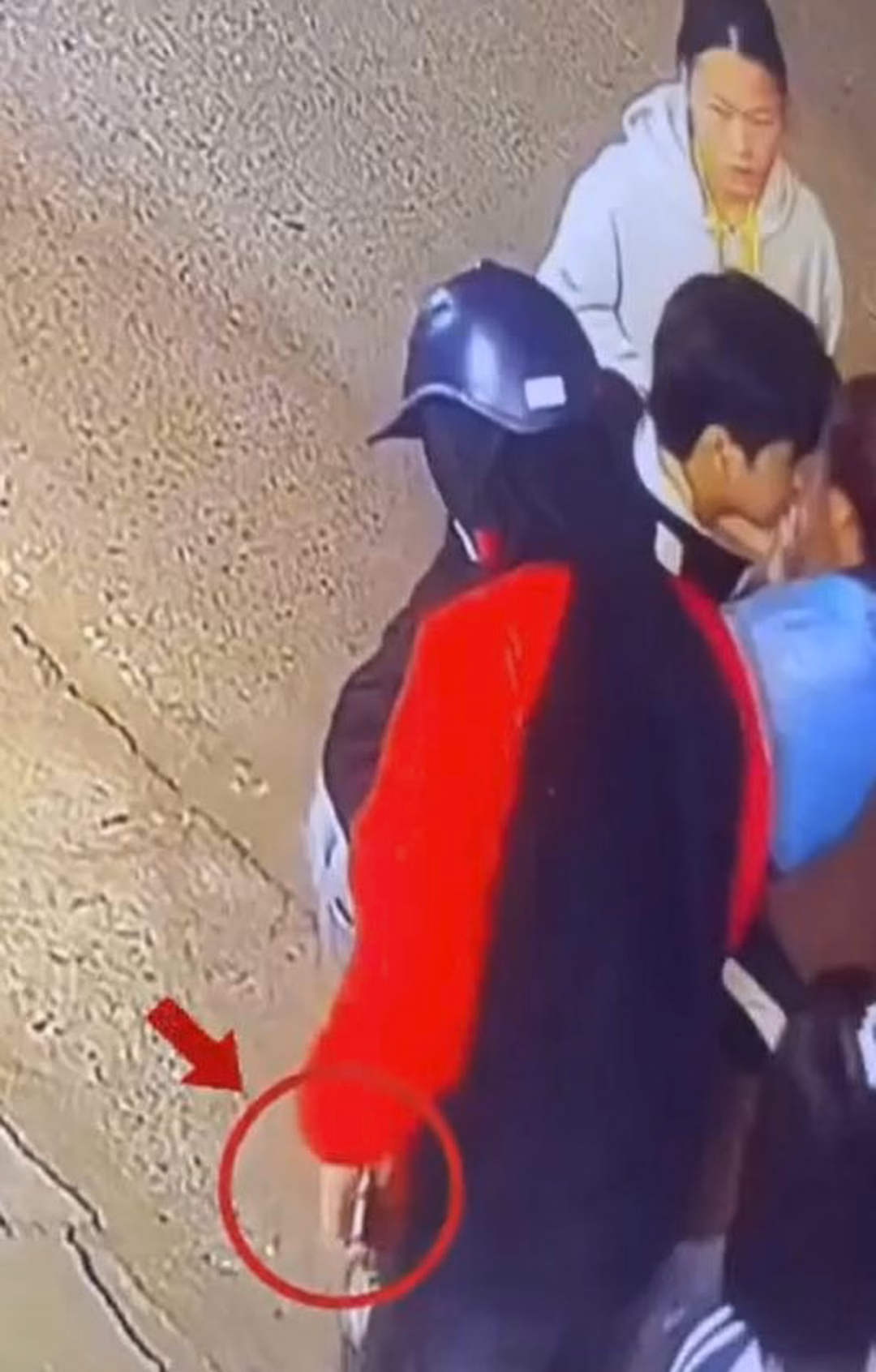 Đối tượng lấy điện thoại rồi rời hiện trường