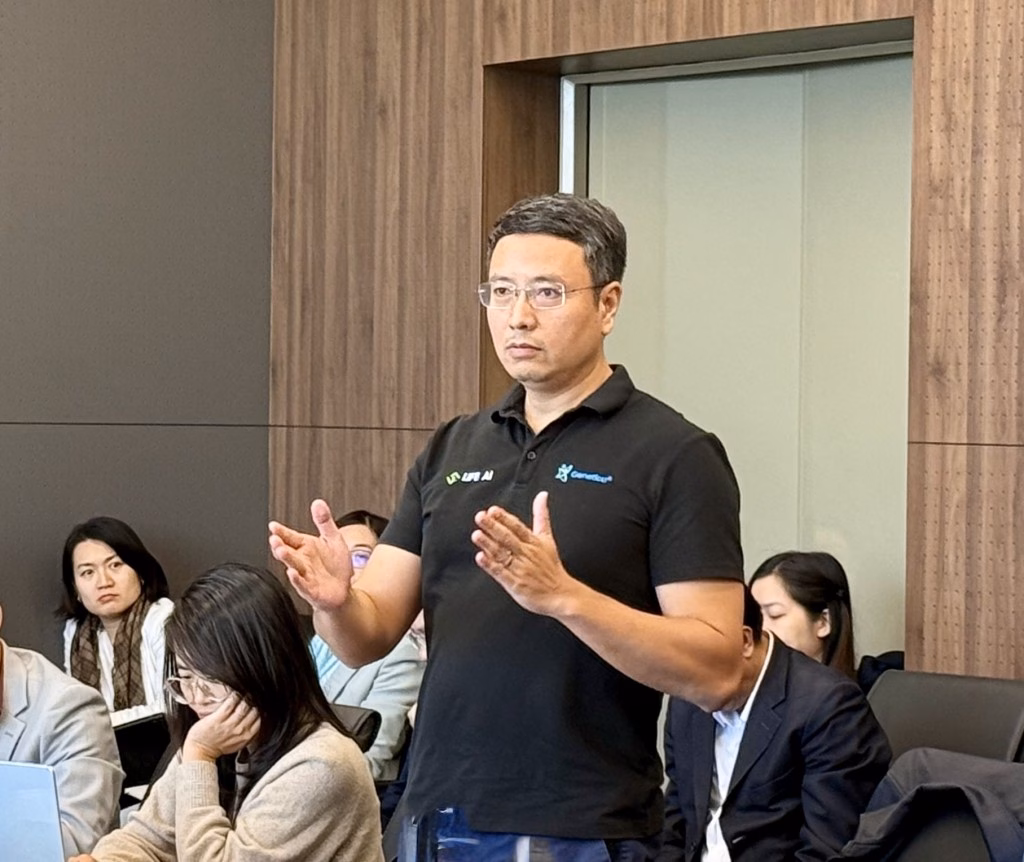&Ocirc;ng Cao Anh Tuấn, CEO Genetica, tại buổi l&agrave;m việc