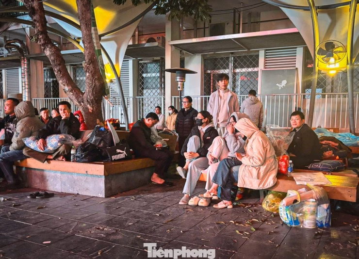 &Ocirc;ng Nguyễn Văn Trường ngủ tr&ecirc;n ghế chờ đối diện khu cấp cứu