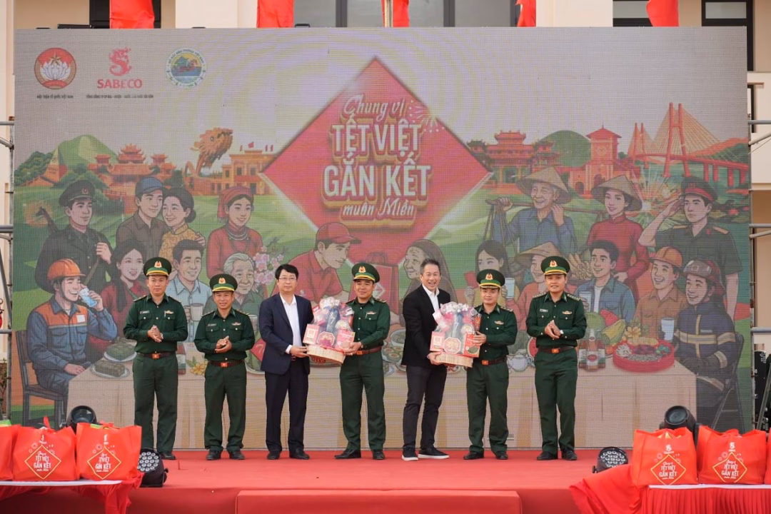 Trao qu&agrave; Tết cho c&aacute;c Đồn bi&ecirc;n ph&ograve;ng tại Đắk Lắk