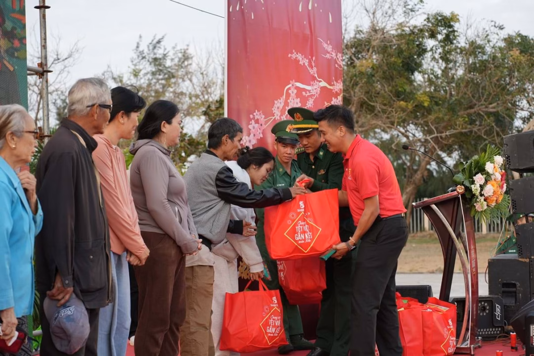 Trao tặng 900 phần qu&agrave; Tết cho người kh&oacute; khăn