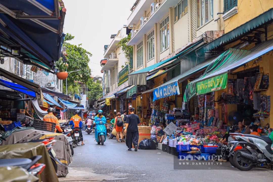 Phố cổ Hà Nội nhộn nhịp trở lại: Cửa hàng thời trang mở cửa sau 1 tháng đóng cửa Tại phố Hàng Giầy, các quầy bán bánh kẹo lại bày bán trở lại đủ loại từ hàng nội địa đến hàng nhập nước ngoài.