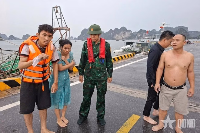Tàu du lịch chìm trên vịnh Hạ Long: 3 người chết, 12 người được cứu