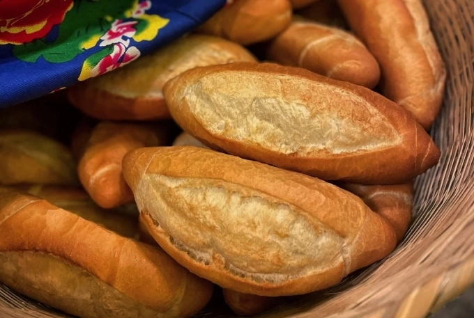 Ẩm thực Việt biến tấu thành ‘món hot’ ở Hong Kong Bánh mì tươi dùng trong ngày ở nhà hàng An Choi. Ảnh: An Choi