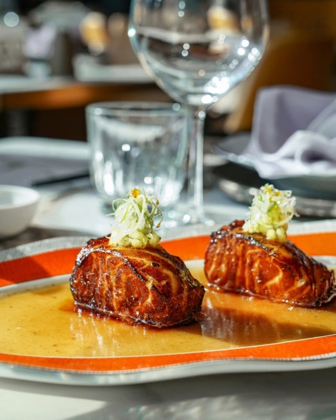 Ẩm thực Việt biến tấu thành ‘món hot’ ở Hong Kong Cá tuyết hun khói dùng nước mắm tắc Phú Quốc. Ảnh: Instagram/sephongkong