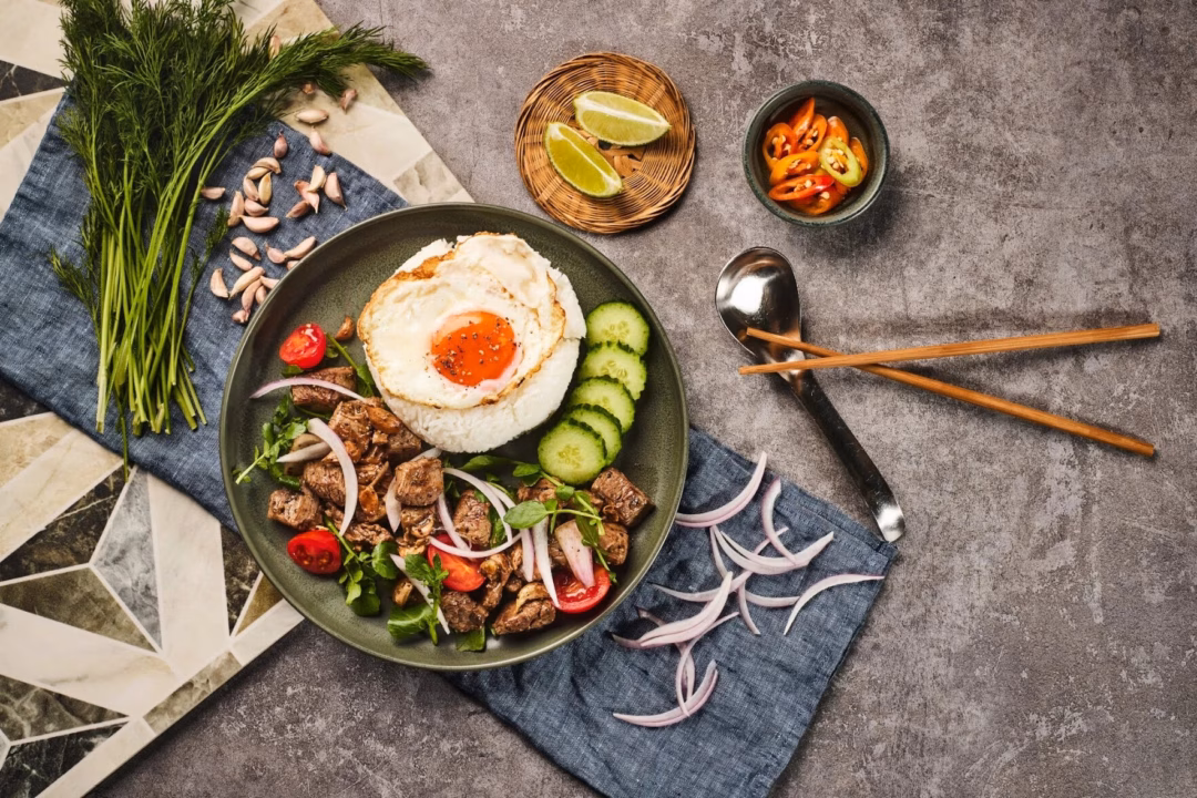 Đầu bếp người Hồng Kông DoBee Lam và vợ, một người gốc Việt