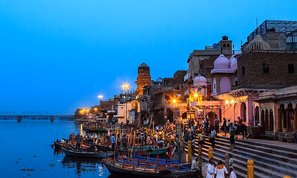 Một “gotakhor” đang ngụp lặn ở sông Yamuna để hy vọng tìm kiếm được vật phẩm có giá trị do các tín đồ Hindu thả xuống khi hành lễ
