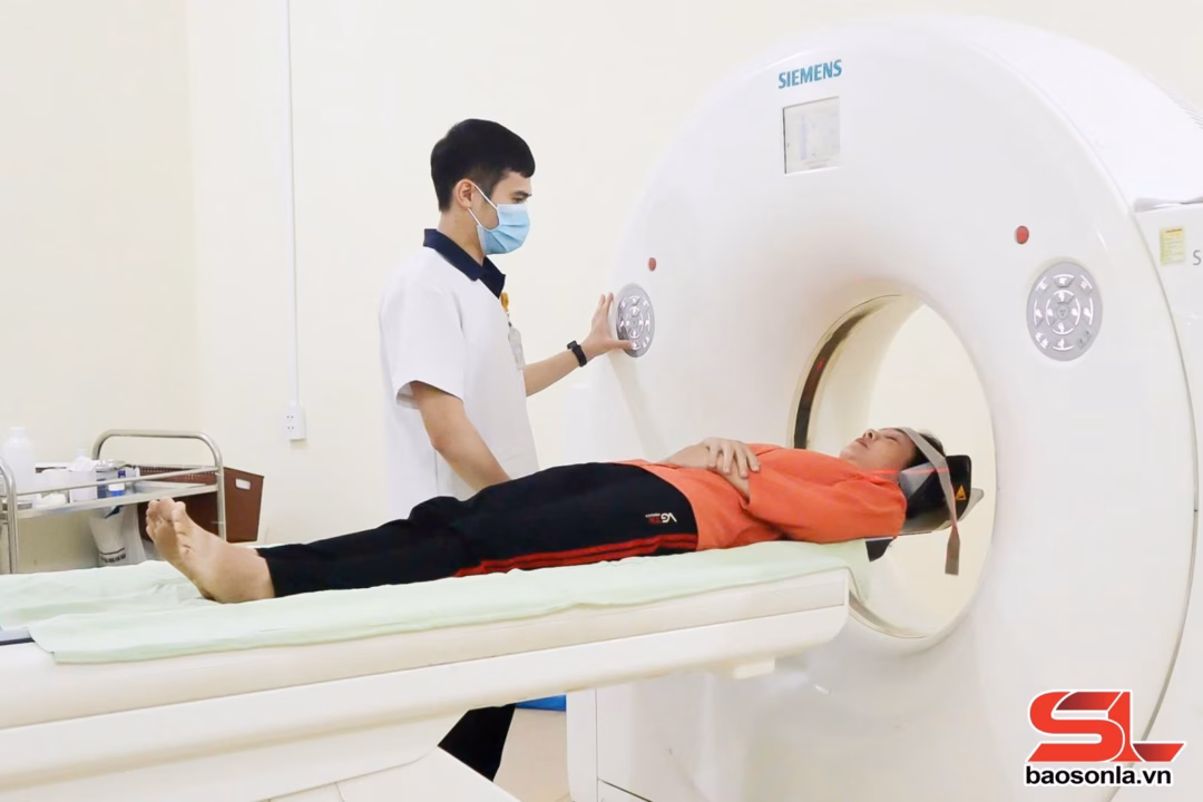 Bệnh viện Mộc Châu số hóa để nâng cao chất lượng y tế Bác sĩ Bệnh viện Đa khoa Khu vực Mộc Châu chụp CT-Scanner cho bệnh nhân.