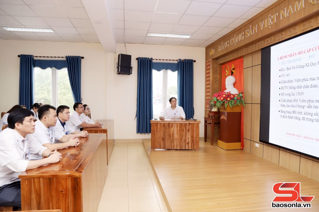 Bệnh viện Mộc Châu số hóa để nâng cao chất lượng y tế Bác sĩ Bệnh viện Đa khoa Khu vực Mộc Châu tư vấn khám bệnh từ xa qua hệ thống Telehealth.