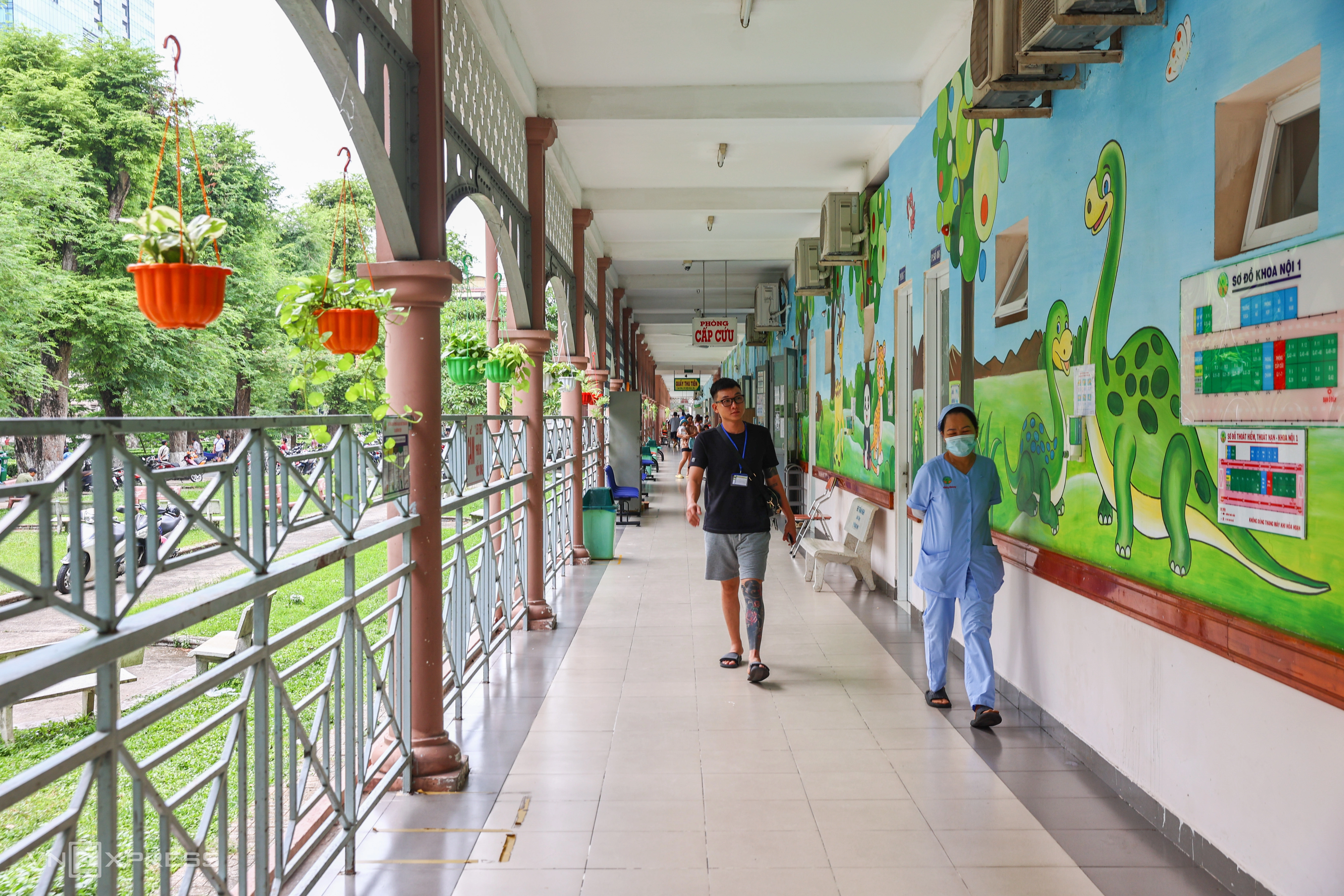 Bệnh viện Nhi đồng 2 – Di sản y tế lâu đời tại Sài Gòn Hành lang rộng, không khác nhiều so với ảnh năm 1947. Lan can cùng các vòm bằng sắt được thiết kế để tận dụng ánh sáng và thông khí tự nhiên, rất phù hợp với khí hậu nhiệt đới.