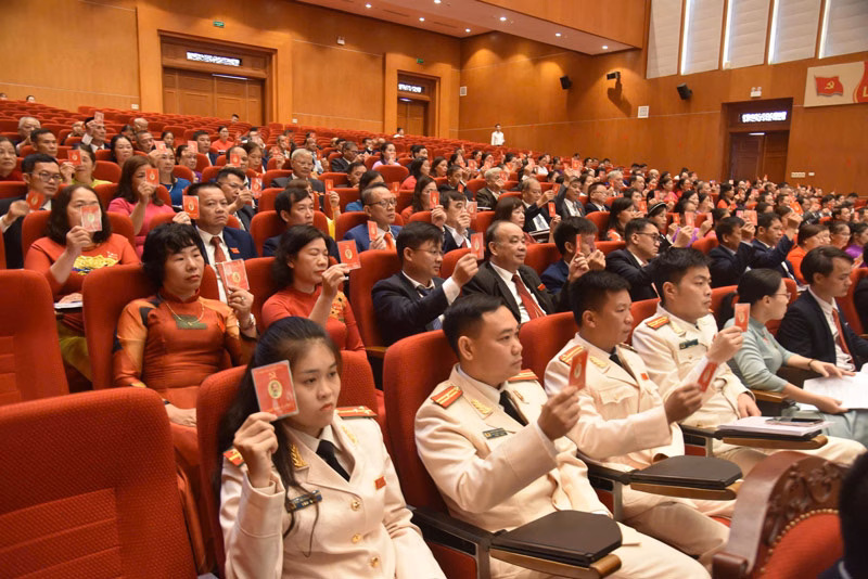 Cao Bằng: Đại hội điểm Đảng bộ phường Thục Phán với tinh thần đổi mới và phát triển bền vững Các đại biểu cho biểu quyết tại buổi làm việc. Ảnh: Tân Văn