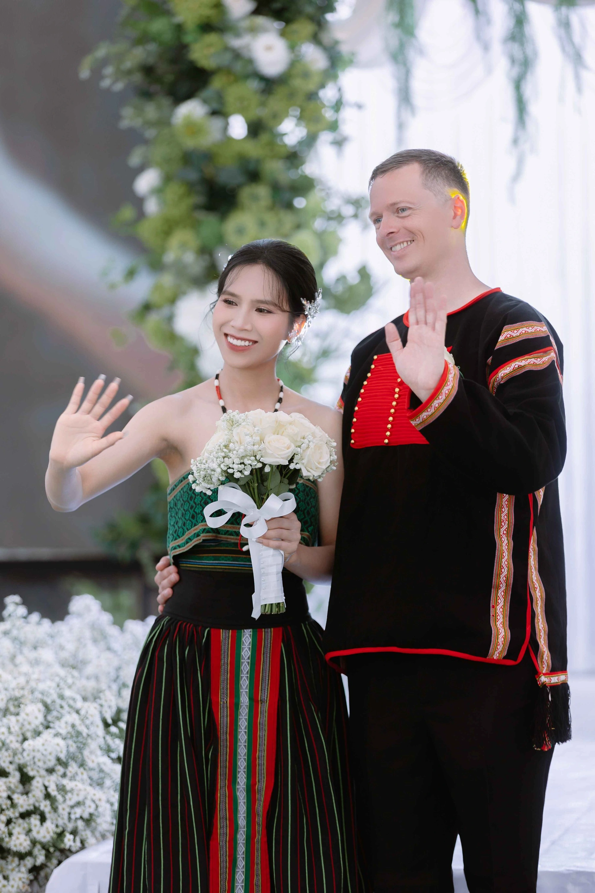 Cô dâu Tây Nguyên gây ấn tượng với đám cưới nửa phương Tây nửa Việt Nam Hai người có những khoảnh khắc đáng nhớ trong đám cưới