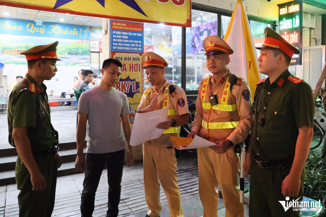 CSGT Hà Nội ‘đi guồng’ tuyên truyền, xử lý vi phạm nồng độ cồn