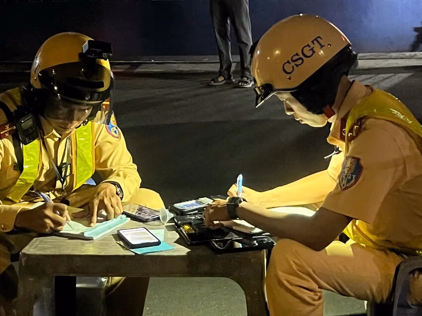 CSGT lập chốt kiểm tra tốc độ, phát hiện nhiều tài xế vi phạm