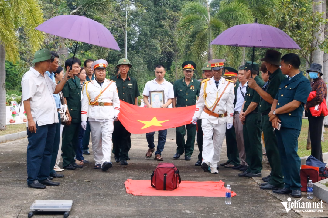 Cựu chiến binh trở về nghĩa trang tìm lại đồng đội Giây phút tiễn đưa hài cốt liệt sĩ Hoàng Văn Huyên về quê nhà. Ảnh: Hoàng Anh