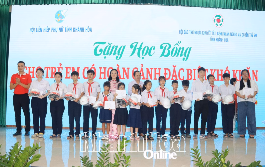 Lãnh đạo Hội Liên hiệp Phụ nữ tỉnh; Hội Bảo trợ người khuyết tật, bệnh nhân nghèo và quyền trẻ em tỉnh cùng nhà tài trợ trao học bổng, quà cho các em.