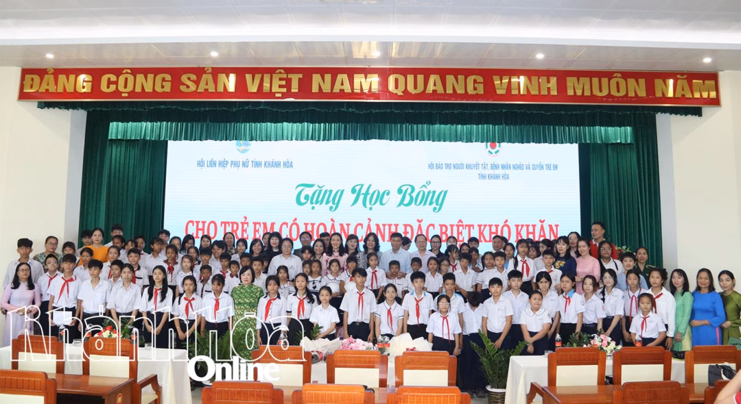 Các em học sinh nhận học bổng tại chương trình chụp hình lưu niệm cùng các đại biểu và mẹ đỡ đầu.