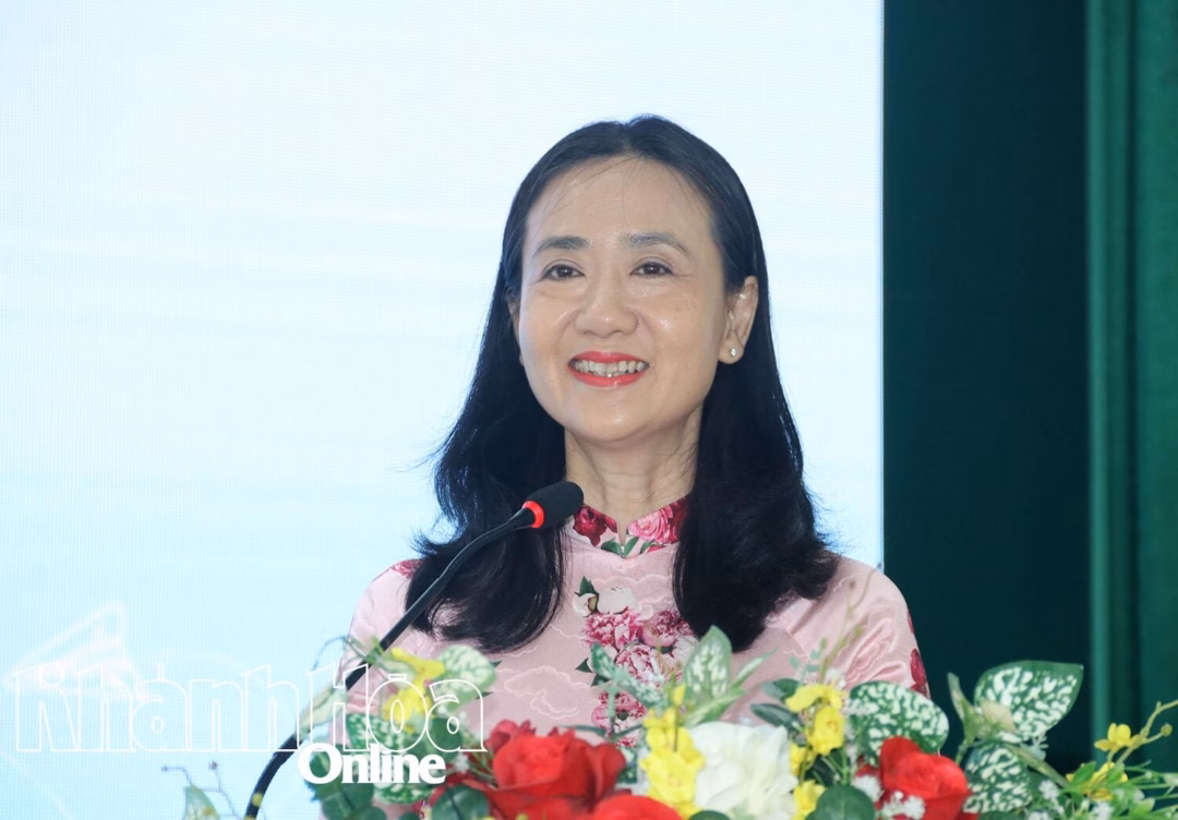 Lãnh đạo Hội Liên hiệp Phụ nữ tỉnh trao giải cho các cá nhân.