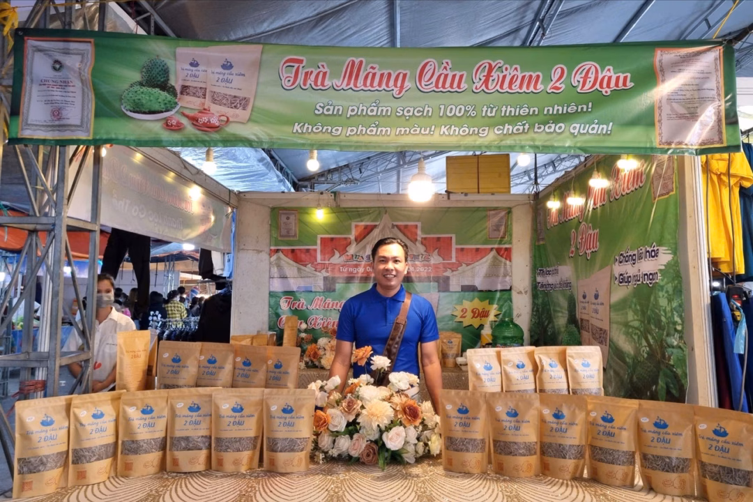 Làm trà từ mãng cầu xấu, chàng trai An Giang tạo việc làm cho nhiều người Mỗi tháng, cơ sở của anh Đậu cung cấp ra thị trường khoảng 100 kg trà mãng cầu, mang về thu nhập 30-35 triệu đồng sau khi trừ chi phí.