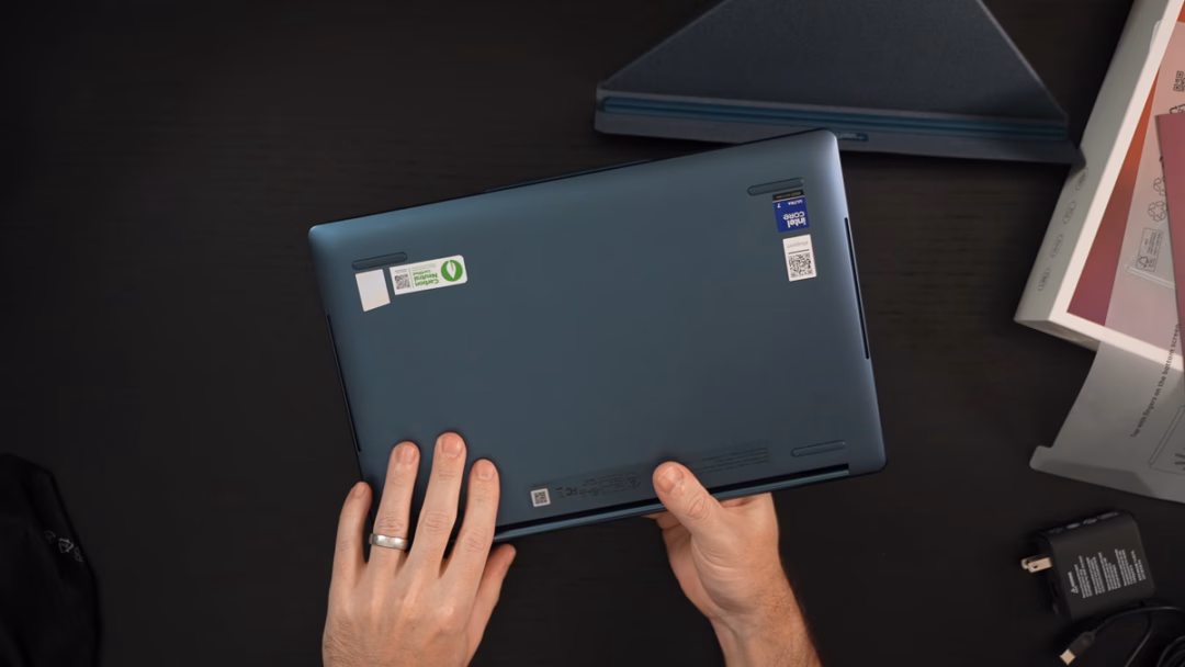 Lenovo Yoga Book 9i Gen 10 – Ultrabook 2 Màn Hình OLED: Lựa Chọn Cho Công Việc Và Sáng Tạo Toàn bộ thân máy nhìn chung là nhiệt độ chỉ vừa đủ ấm tay khi sờ chạm vào mà thôi