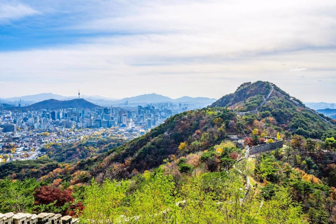 Leo núi và thưởng mì trên đỉnh ở Seoul – Xu hướng du lịch mới với du khách nước ngoài