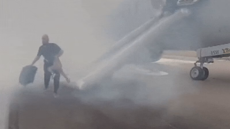 Máy bay American Airlines nổ lốp, hành khách hoảng tháo chạy