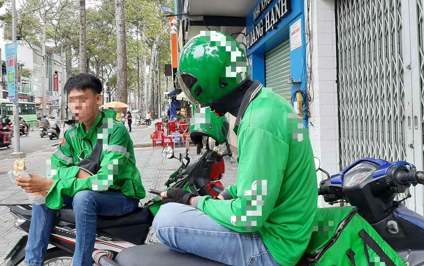 Người trẻ làm xe ôm công nghệ, giao hàng ở TP HCM rơi vào ‘trạng thái treo’ Nhiều người trẻ cho biết họ vẫn bám công việc giao hàng, tài xế xe ôm công nghệ vì chưa biết làm nghề gì khác