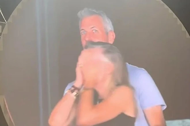 Nụ hôn “kiss cam” của CEO và nhân viên phá hủy 2 gia đình
CEO Astronomer bị chiếu cảnh 'vụng trộm' với nhân viên tại concert Những đoạn phim lan truyền chóng mặt trên mạng xã hội dường như cho thấy CEO của Astronomer, Andy Byron, đang nắm tay tình tứ với giám đốc nhân sự của công ty, Kristin Cabot.