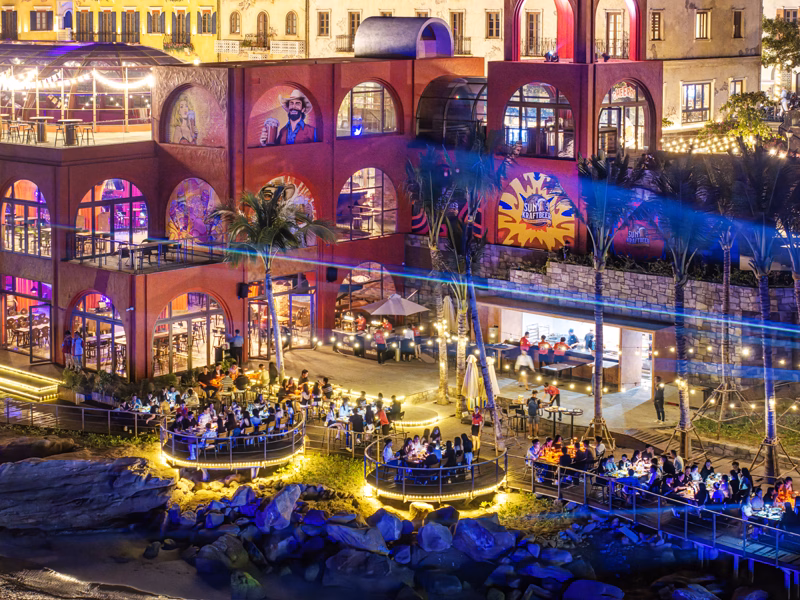 Phú Quốc nâng tầm du lịch với mô hình All-Inclusive và cam kết bền vững Nhà hàng bia Sun Bavaria Bistro, nơi du khách vừa ăn vừa xem show Symphony of the Sea.