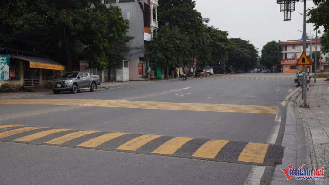 Các gờ, gồ giảm tốc được gắn với mật độ dày đặc, gần nhau. Ảnh: Đức Hoàng